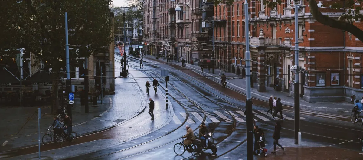 Foto vanaf Leidseplein in Amsterdam richting Marnixstraat uitzicht bureau Wezz