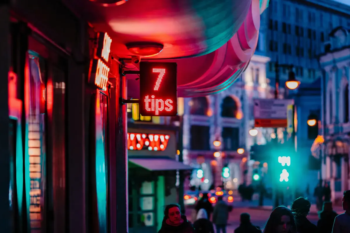 Straat in japan met felle lichten en bord '7 tips'