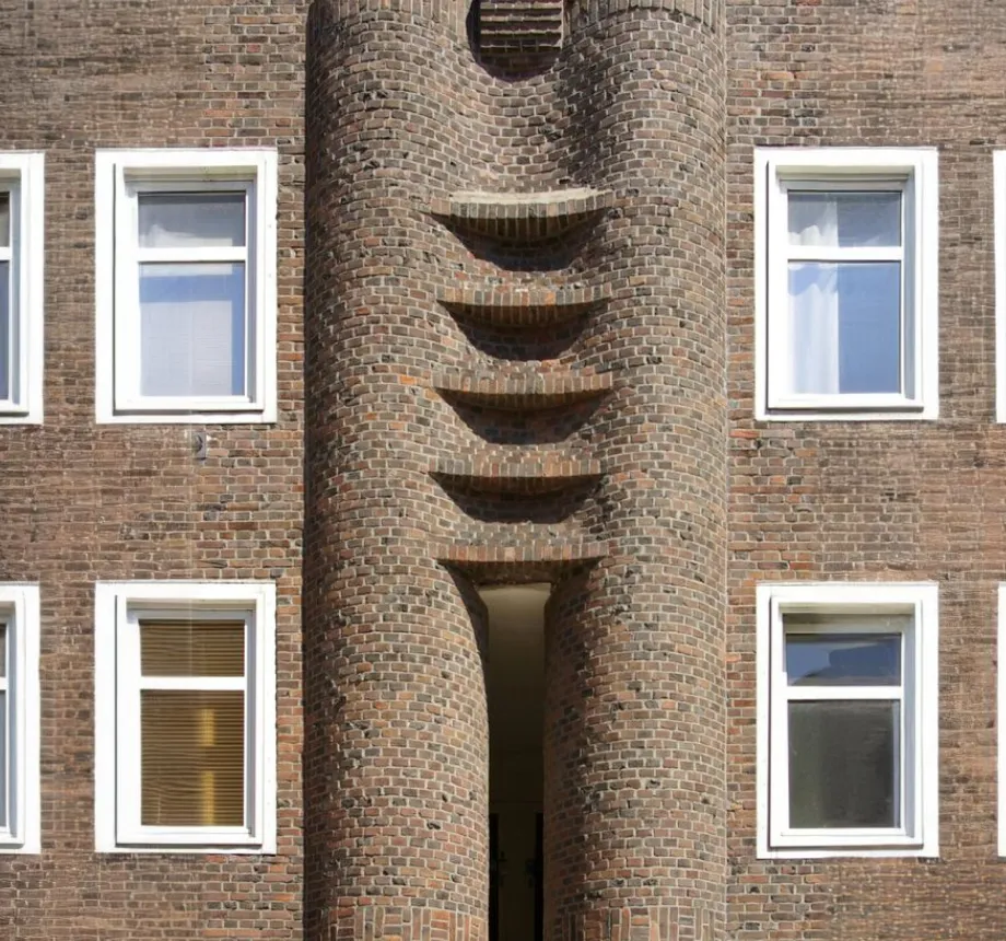 Amsterdamse gevel die de inspiratie vormt voor de branding van Fashion Specs, ontwikkeld door Opklopper