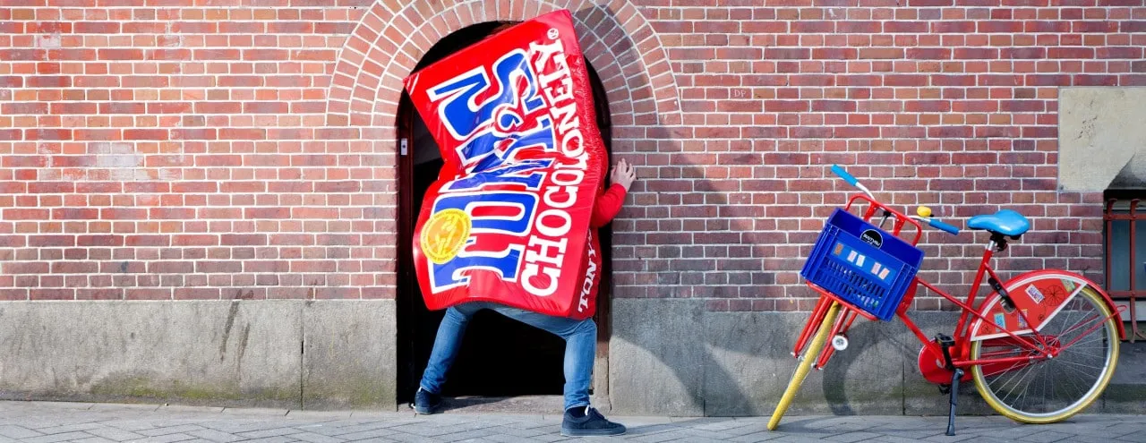 tony chocolonely persoon verkleed als chocoladereep bike voor kantoor beurs van berlage